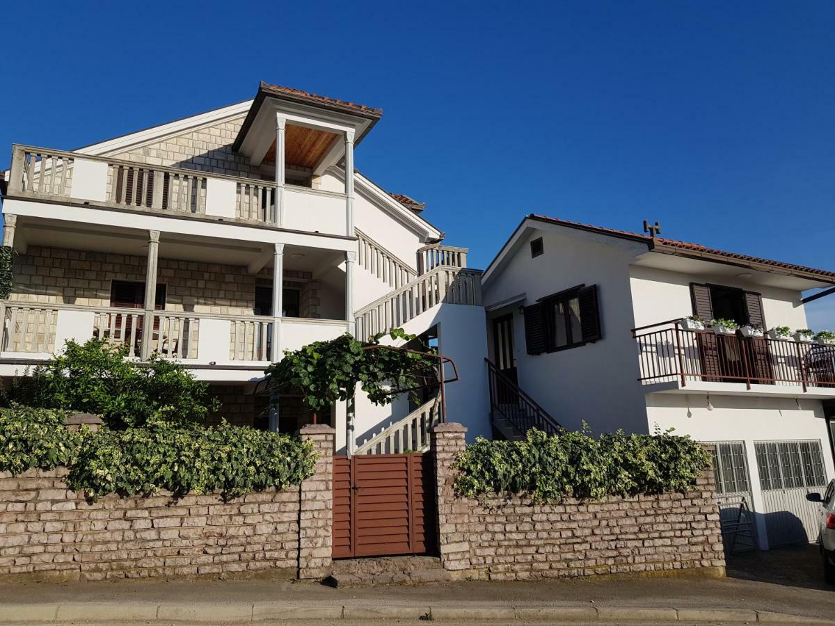 Apartments Milicic Херцег-Нови Экстерьер фото